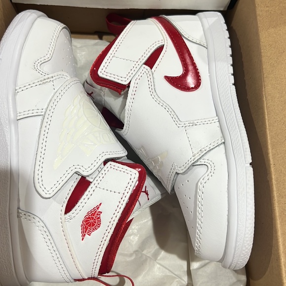 Toddler 10c sky jordan 1 mid
"summit white varsity red" brand new with box - Picture 11 of 11